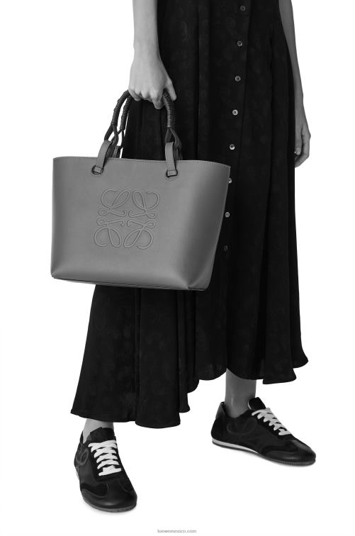 broncearse bolso tote pequeño con anagrama en piel de becerro clásica Loewe R8J8Z124 mujer