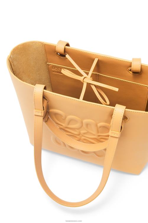 cálido desierto bolso tote hinchable pequeño con anagrama en piel de becerro clásica Loewe R8J8Z123 mujer