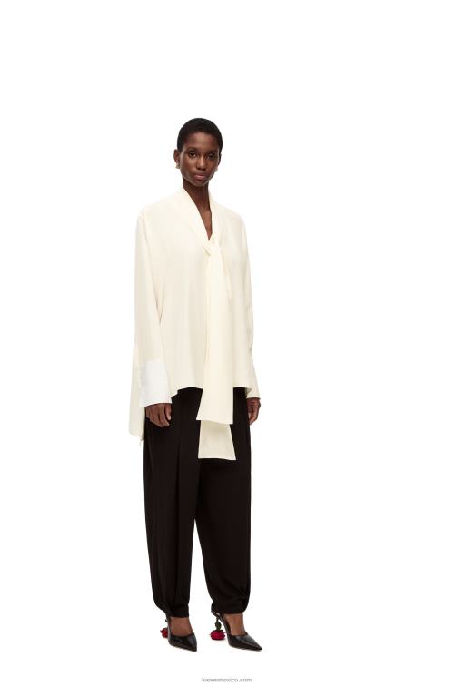 Marfil Blusa de seda con solapa y anagrama Loewe R8J8Z918 mujer