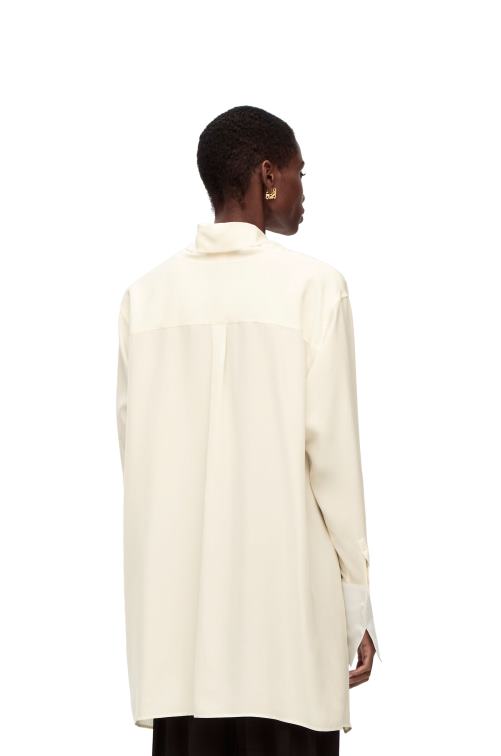 Marfil Blusa de seda con solapa y anagrama Loewe R8J8Z918 mujer