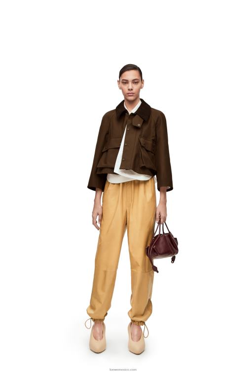 arena/mantequilla pantalones elásticos en napa efecto papel Loewe R8J8Z1115 mujer