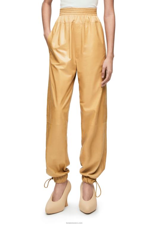 arena/mantequilla pantalones elásticos en napa efecto papel Loewe R8J8Z1115 mujer