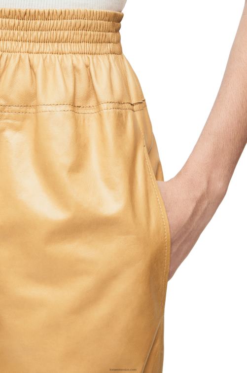 arena/mantequilla pantalones elásticos en napa efecto papel Loewe R8J8Z1115 mujer