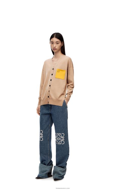 camello Cárdigan de lana con bolsillo con anagrama Loewe R8J8Z992 mujer