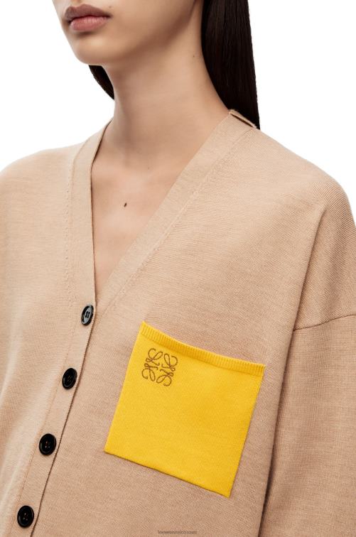 camello Cárdigan de lana con bolsillo con anagrama Loewe R8J8Z992 mujer