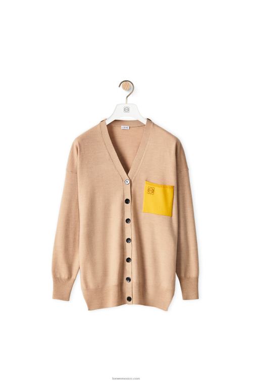 camello Cárdigan de lana con bolsillo con anagrama Loewe R8J8Z992 mujer