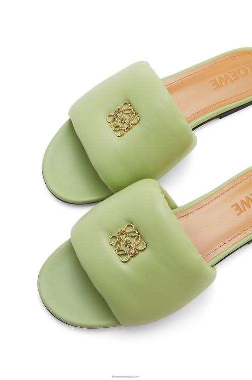 Verde pálido Chanclas acolchadas con anagrama de piel de cordero Loewe R8J8Z686 mujer