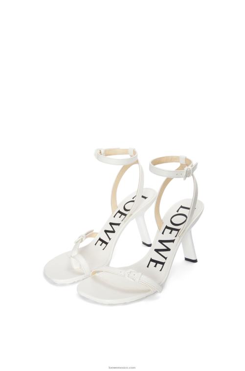 blanco Sandalia stiletto petal de piel de cordero Loewe R8J8Z675 mujer