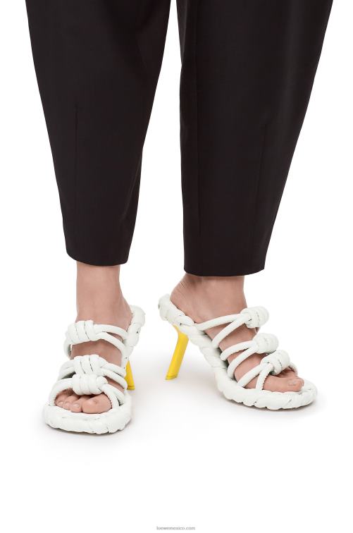blanco amarillo sandalia con nudo de pétalos en piel de cordero Loewe R8J8Z705 mujer