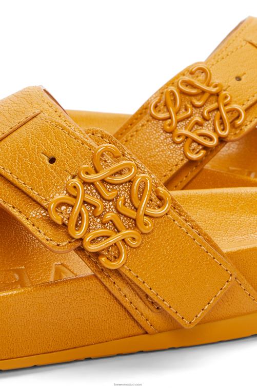 ocre sandalia easy toe post de piel de cabra Loewe R8J8Z723 mujer