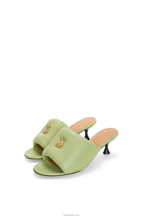 Verde pálido Mules acolchados con anagrama de piel de cordero Loewe R8J8Z754 mujer