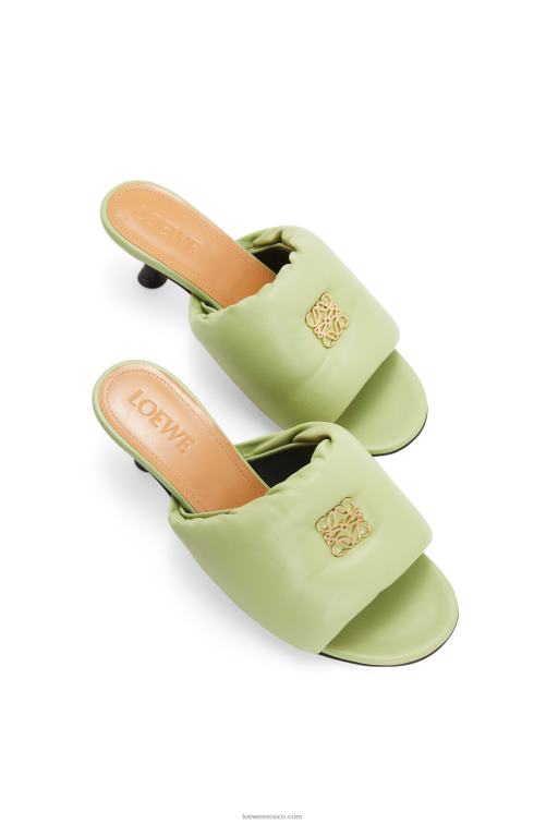 Verde pálido Mules acolchados con anagrama de piel de cordero Loewe R8J8Z754 mujer