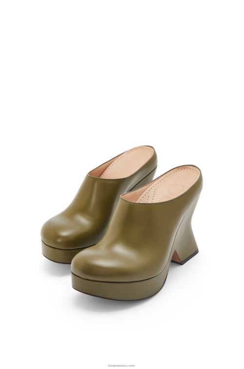 aceituna zueco cuña terra de piel de becerro Loewe R8J8Z746 mujer