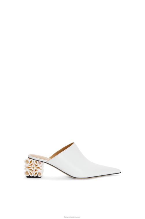 blanco Mule con tacón anagrama de piel de becerro Loewe R8J8Z765 mujer