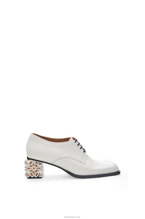 blanco Zapatos brogue con anagrama en piel de becerro Loewe R8J8Z769 mujer
