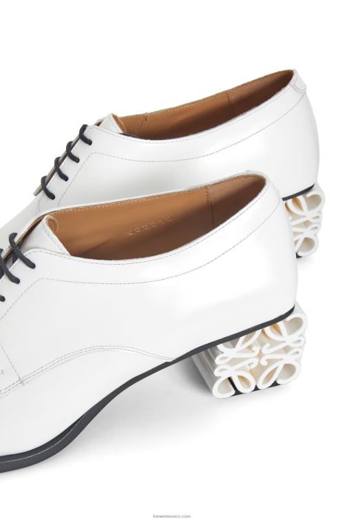 blanco Zapatos brogue con anagrama en piel de becerro Loewe R8J8Z769 mujer
